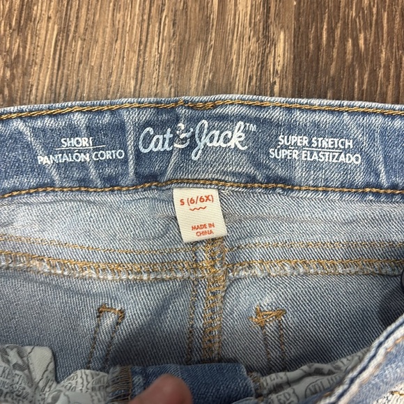 Girls Cat & Jack light denim Jean shorts with a flag design on them size small - Picture 3 of 4